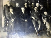Siedz od lewej: Stefania Pietruszkowa, Anna Banachowa, rotmistrz Stanisaw Banach, na foteliku Wadysaw Banach junior Broda; stoj od lewej: Jan Banach, Franciszek Pietruszka, Anna i Marian Czarneccy, senior rodziny Jan Banach i najmodsza crka Kazimiera z Banachw Justynowa